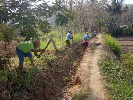 GOTONG ROYONG NORMALISASI SALURAN IRIGASI